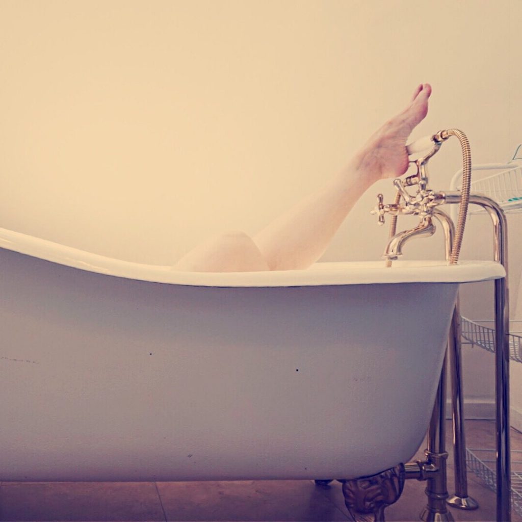 clawfoot tub