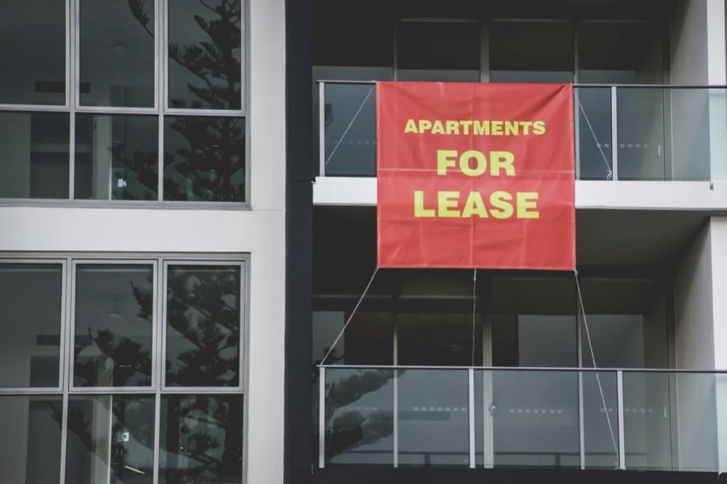 sign saying apartments for lease